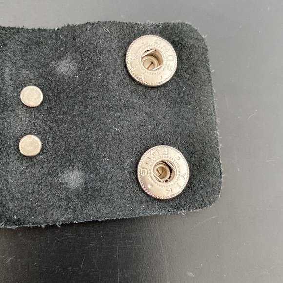 Metal scaled leather cuff bracelet - Picture 8 of 10